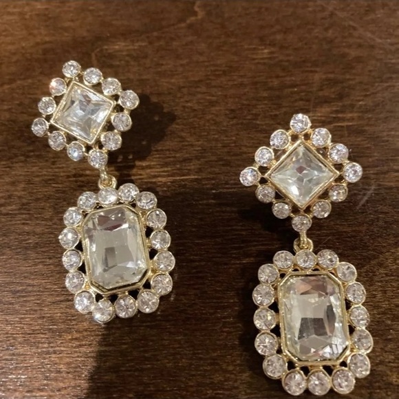 EARRINGS. Gold tone n Stones. Stunning - Picture 5 of 11